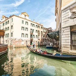https://casanova-fenice-canal-view.hotelinveneto.com